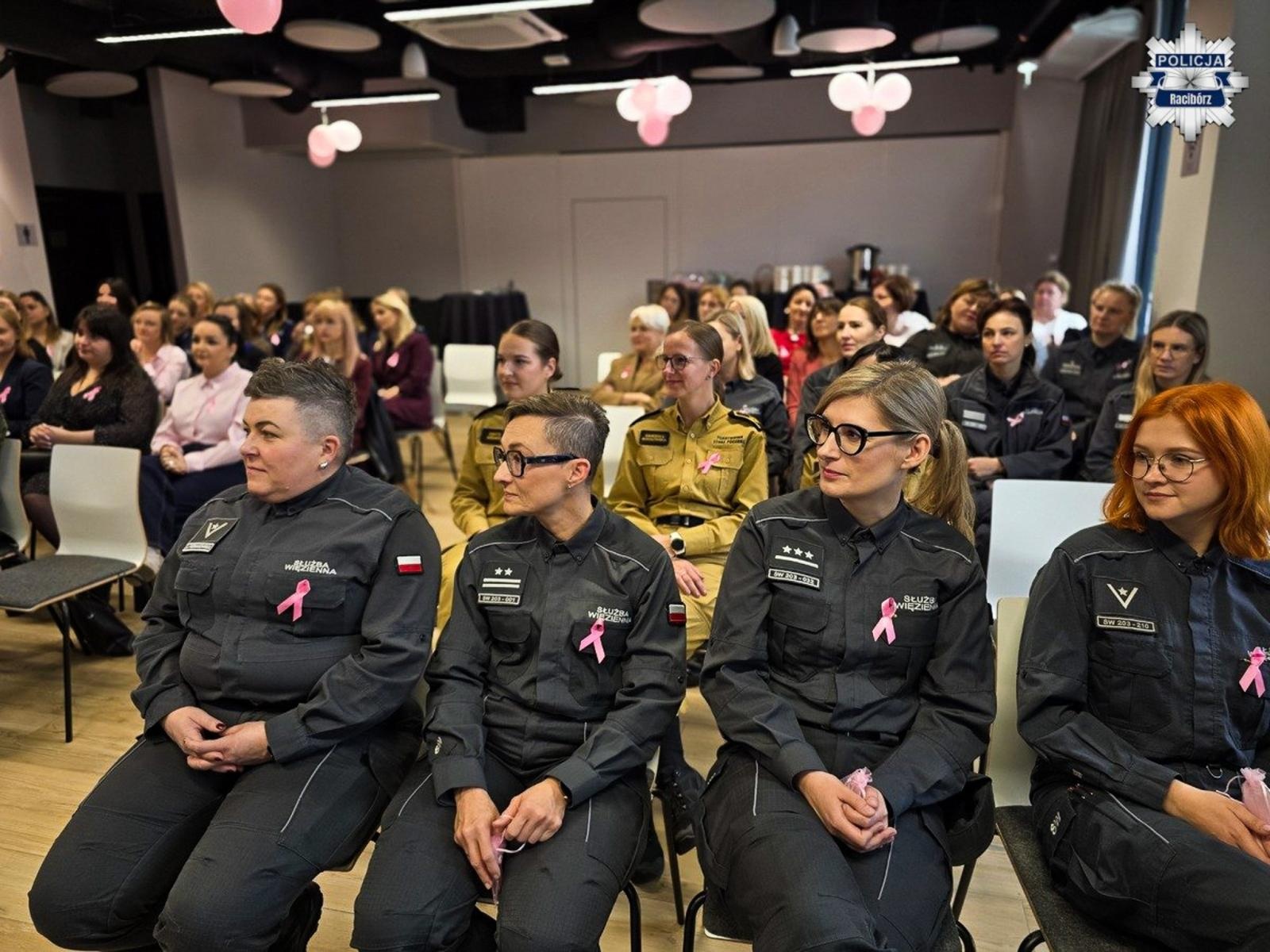 Zdjęcie w galerii na portalu naszraciborz.pl: Raciborskie służby mundurowe razem dla walki z rakiem piersi wiadomości z regionu
