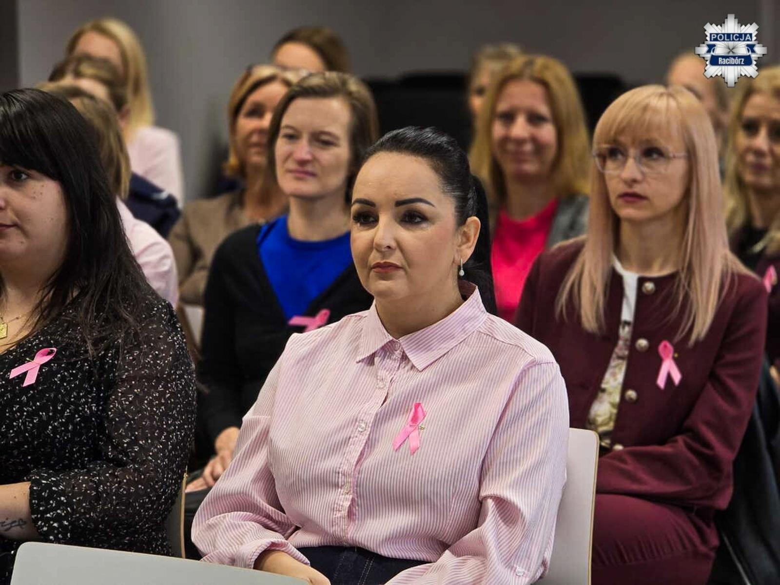 Zdjęcie w galerii na portalu naszraciborz.pl: Raciborskie służby mundurowe razem dla walki z rakiem piersi wiadomości z regionu