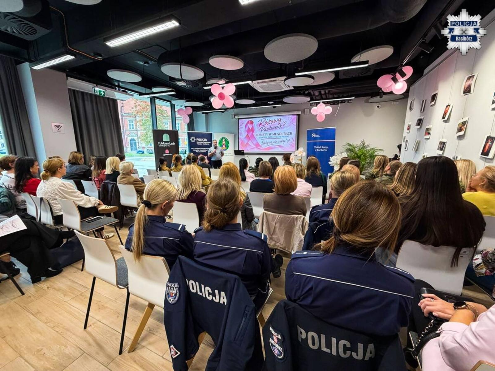 Zdjęcie w galerii na portalu naszraciborz.pl: Raciborskie służby mundurowe razem dla walki z rakiem piersi wiadomości z regionu
