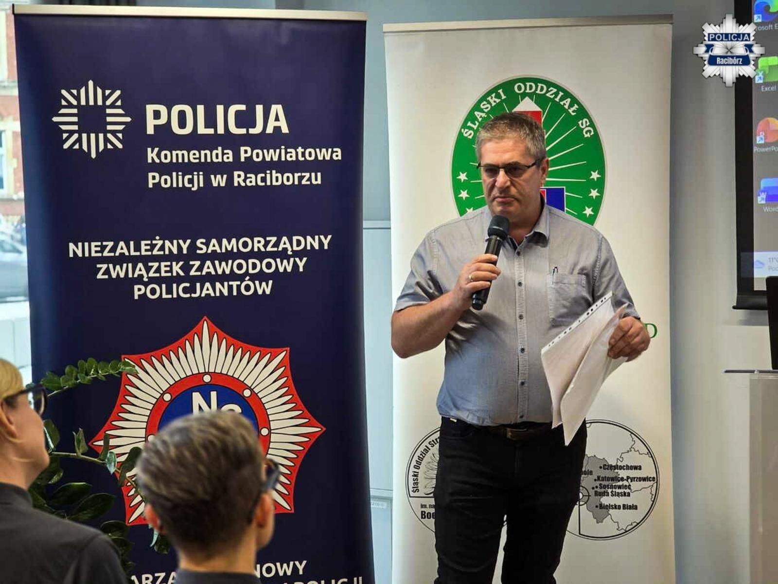 Zdjęcie w galerii na portalu naszraciborz.pl: Raciborskie służby mundurowe razem dla walki z rakiem piersi wiadomości z regionu