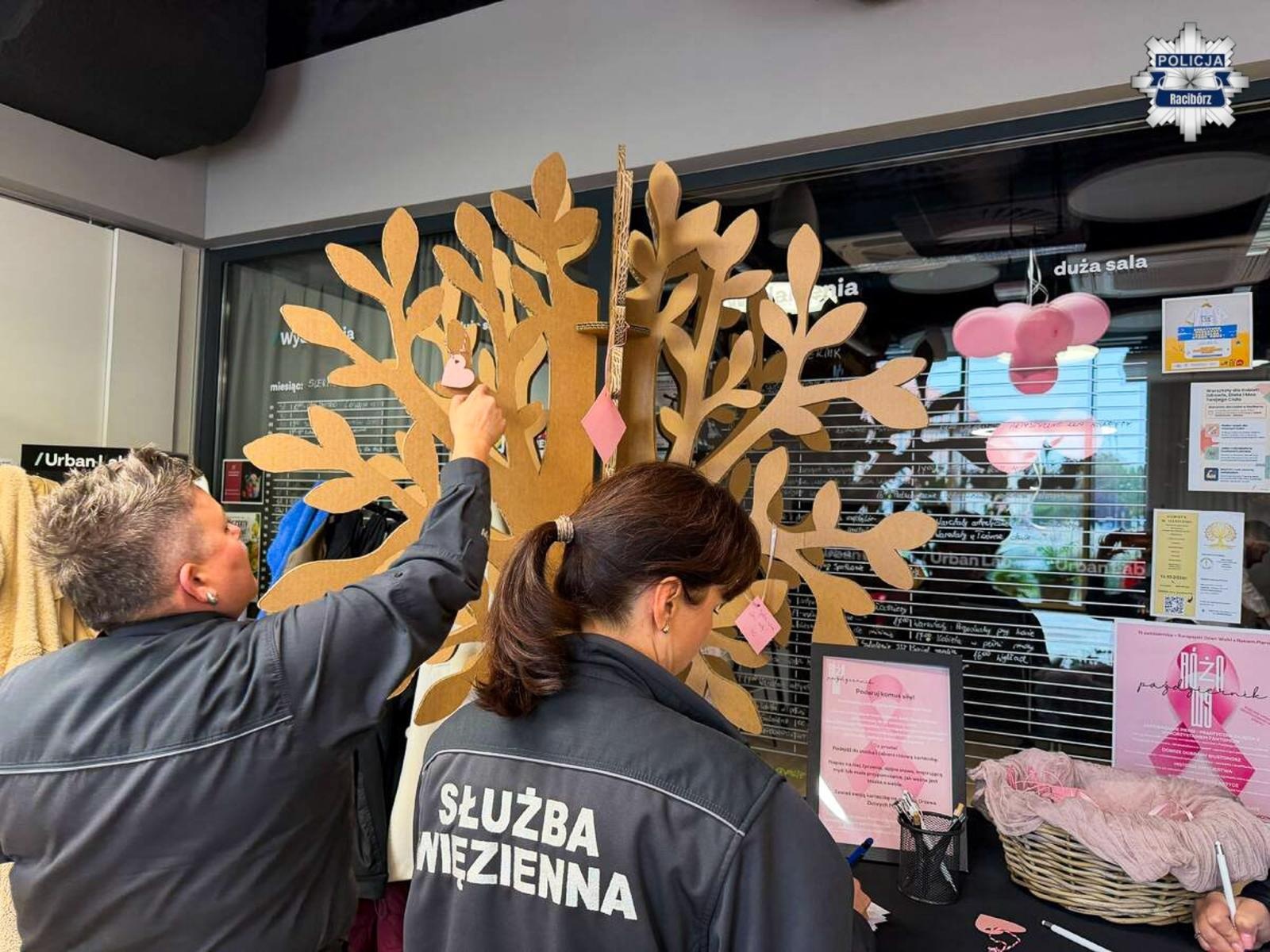 Zdjęcie w galerii na portalu naszraciborz.pl: Raciborskie służby mundurowe razem dla walki z rakiem piersi wiadomości z regionu