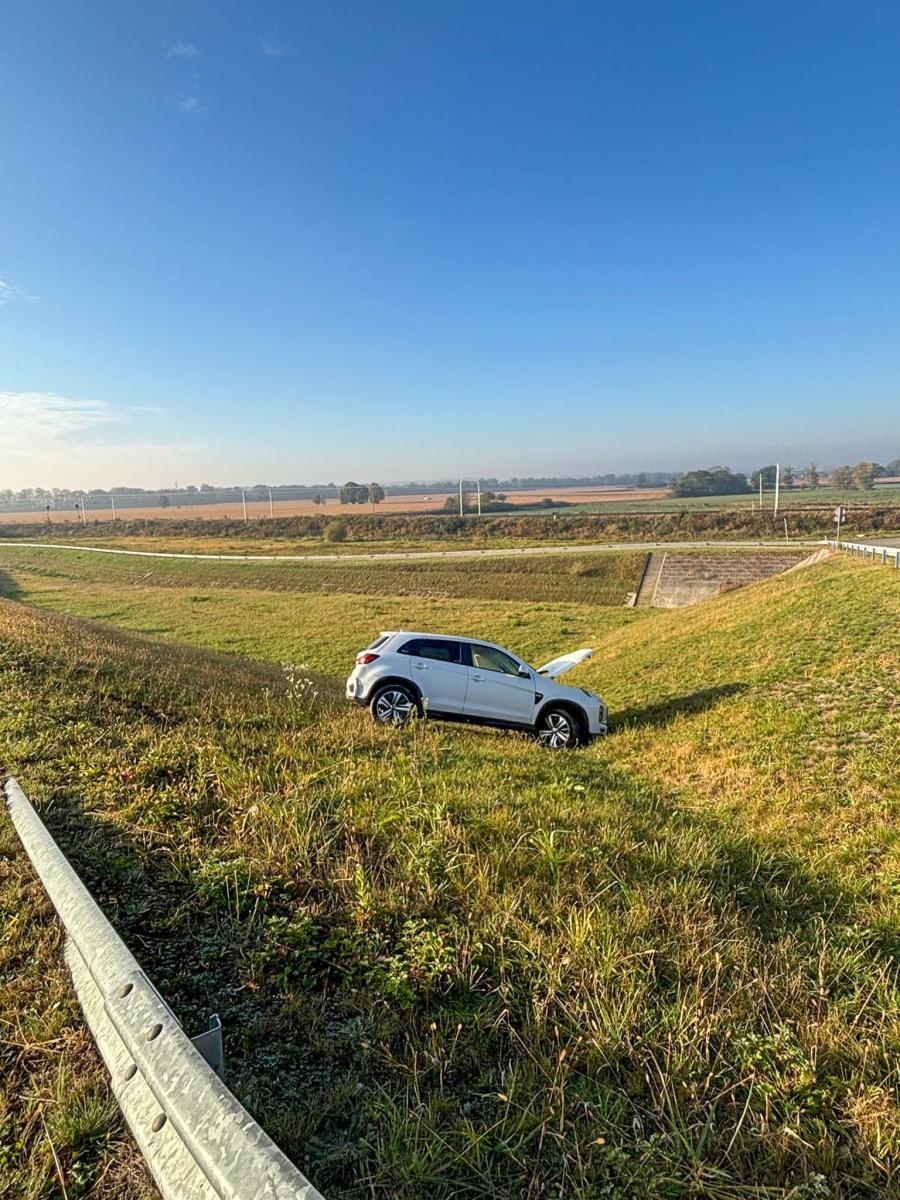 Zdjęcie w galerii na portalu naszraciborz.pl: Samochód stoczył się z wału na terenie zbiornika Racibórz Dolny. 65-latek trafił do szpitala wiadomości z regionu