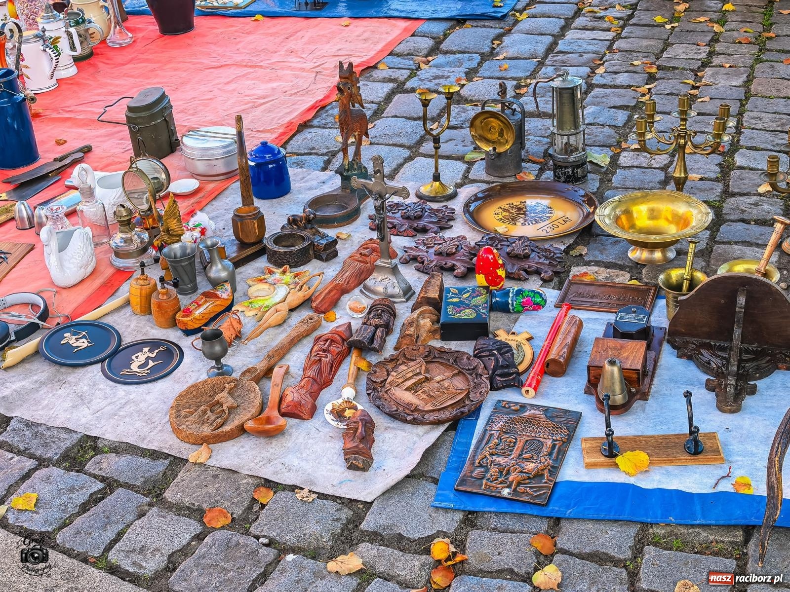 Zdjęcie w galerii na portalu naszraciborz.pl: Obrazy, antyki i winyle. Raciborski Targ Staroci przyciągnął miłośników starych przedmiotów [FOTO] wiadomości z regionu