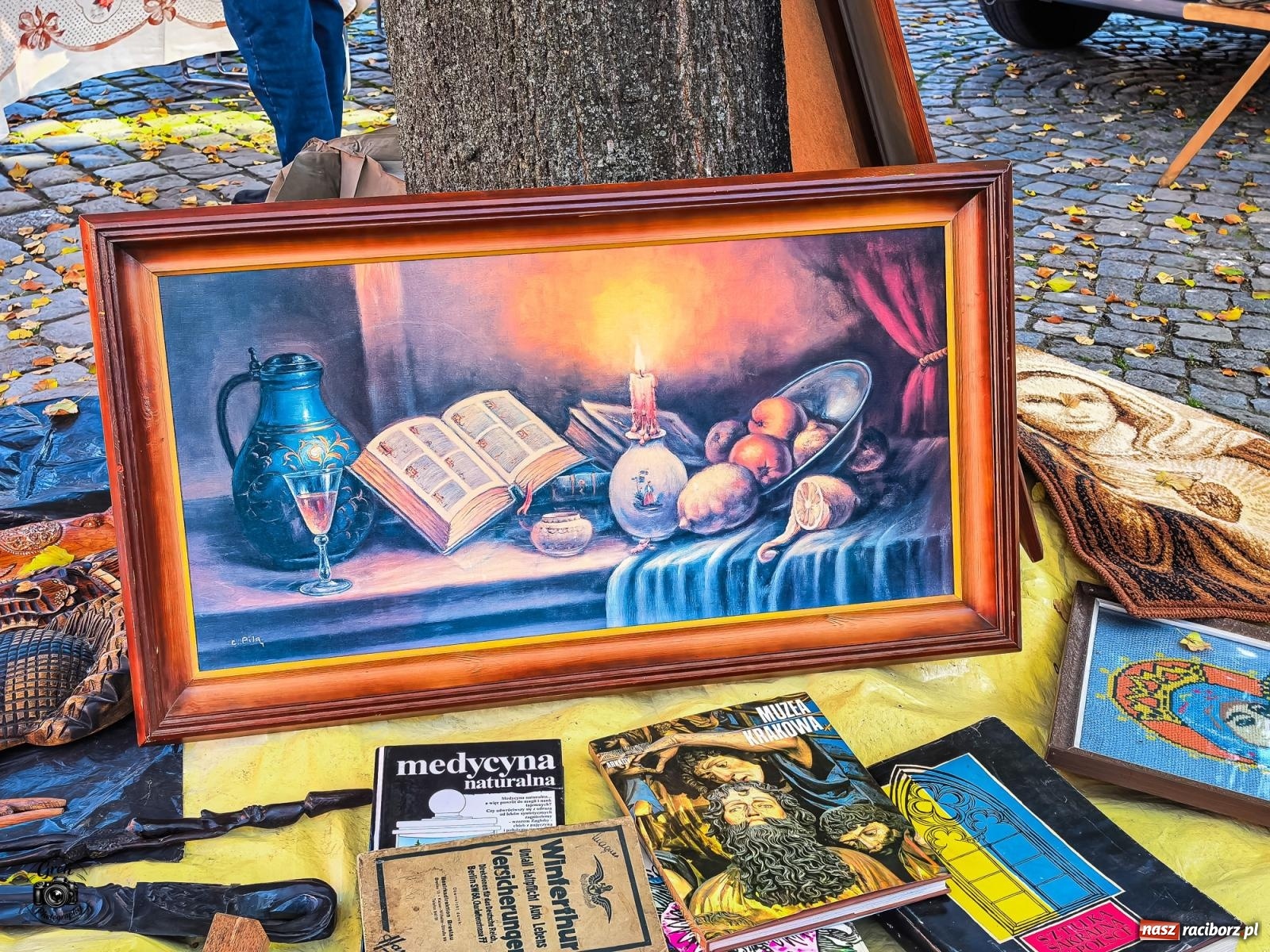 Zdjęcie w galerii na portalu naszraciborz.pl: Obrazy, antyki i winyle. Raciborski Targ Staroci przyciągnął miłośników starych przedmiotów [FOTO] wiadomości z regionu