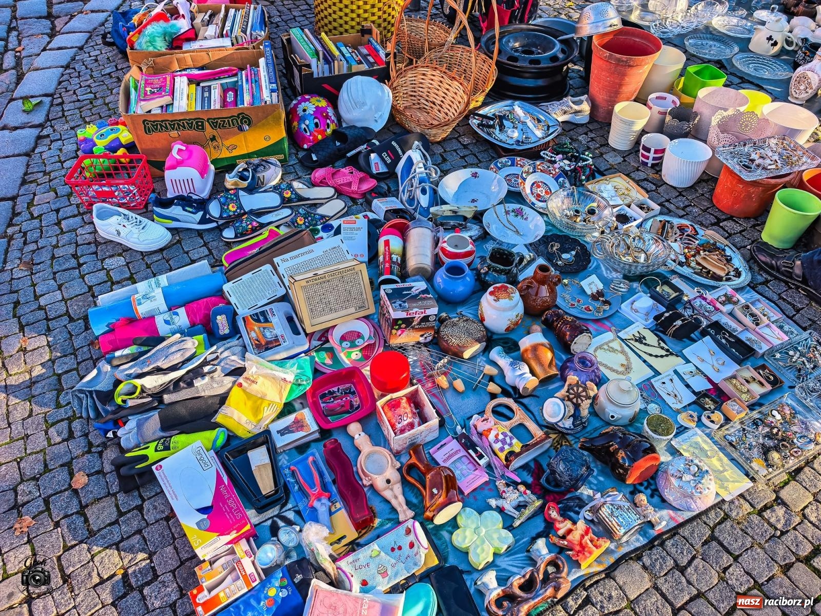 Zdjęcie w galerii na portalu naszraciborz.pl: Obrazy, antyki i winyle. Raciborski Targ Staroci przyciągnął miłośników starych przedmiotów [FOTO] wiadomości z regionu