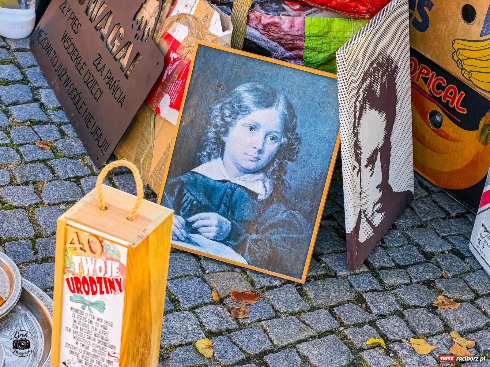 Zdjęcie w galerii na portalu naszraciborz.pl: Obrazy, antyki i winyle. Raciborski Targ Staroci przyciągnął miłośników starych przedmiotów [FOTO] wiadomości z regionu
