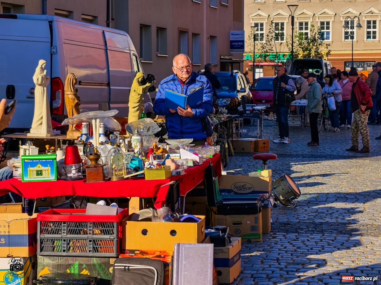 Zdjęcie w galerii na portalu naszraciborz.pl: Obrazy, antyki i winyle. Raciborski Targ Staroci przyciągnął miłośników starych przedmiotów [FOTO] wiadomości z regionu