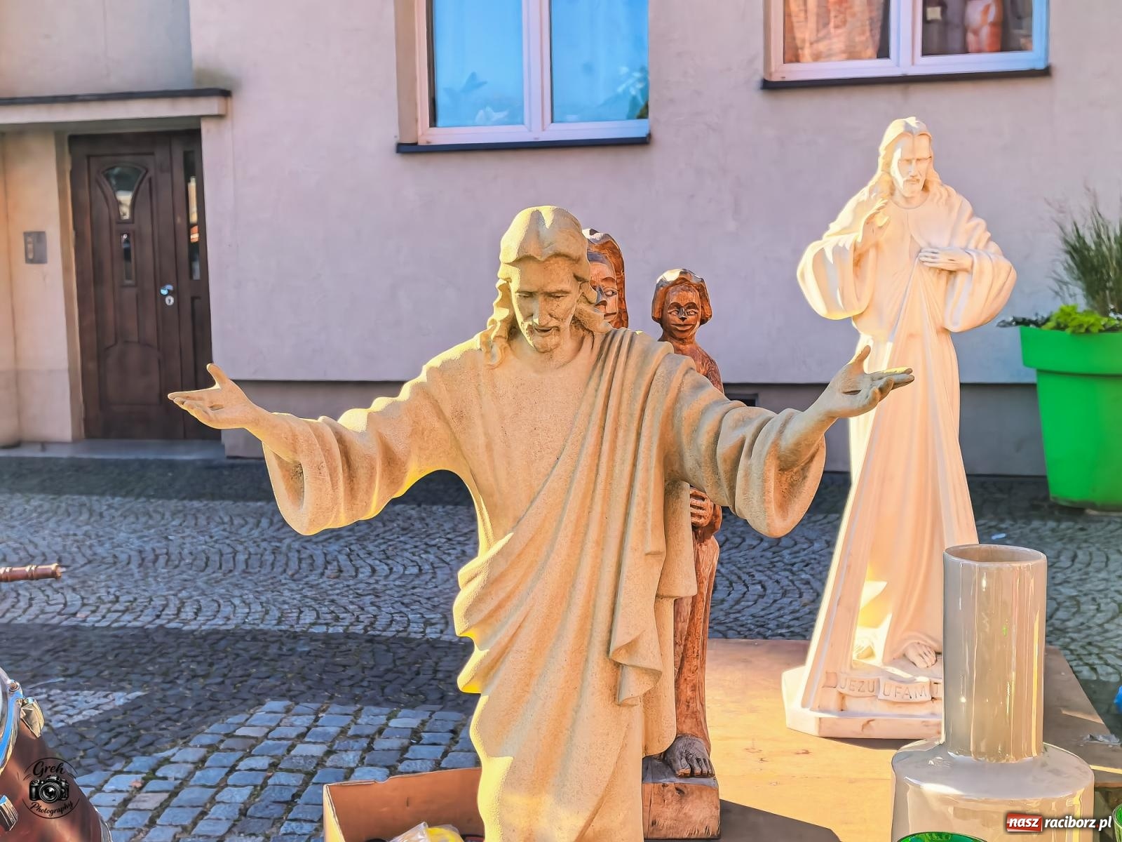Zdjęcie w galerii na portalu naszraciborz.pl: Obrazy, antyki i winyle. Raciborski Targ Staroci przyciągnął miłośników starych przedmiotów [FOTO] wiadomości z regionu