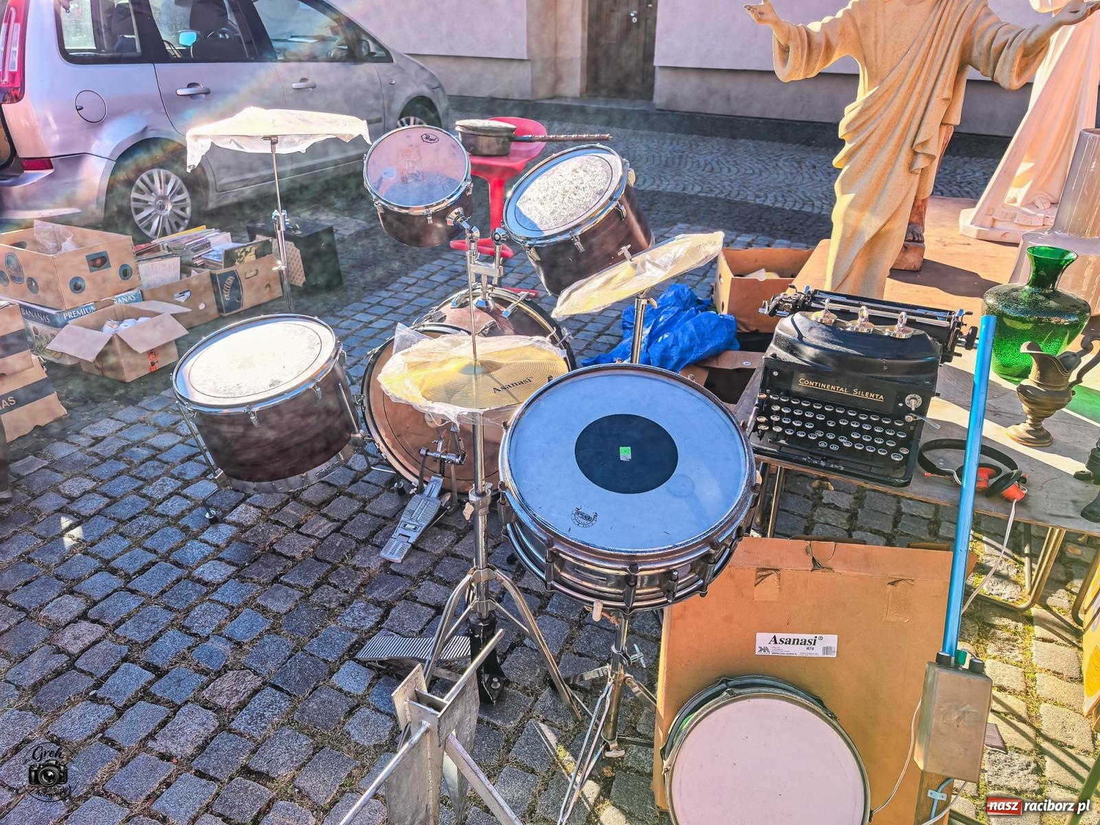 Zdjęcie w galerii na portalu naszraciborz.pl: Obrazy, antyki i winyle. Raciborski Targ Staroci przyciągnął miłośników starych przedmiotów [FOTO] wiadomości z regionu