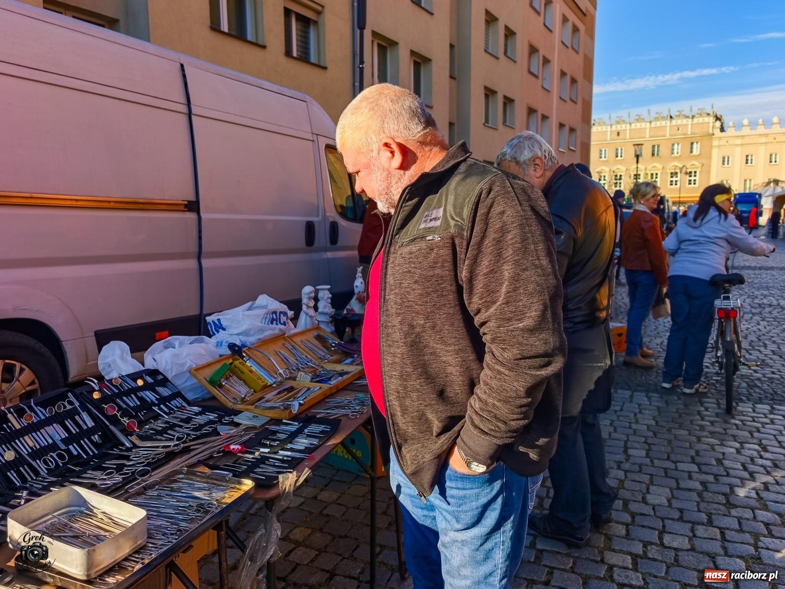 Zdjęcie w galerii na portalu naszraciborz.pl: Obrazy, antyki i winyle. Raciborski Targ Staroci przyciągnął miłośników starych przedmiotów [FOTO] wiadomości z regionu