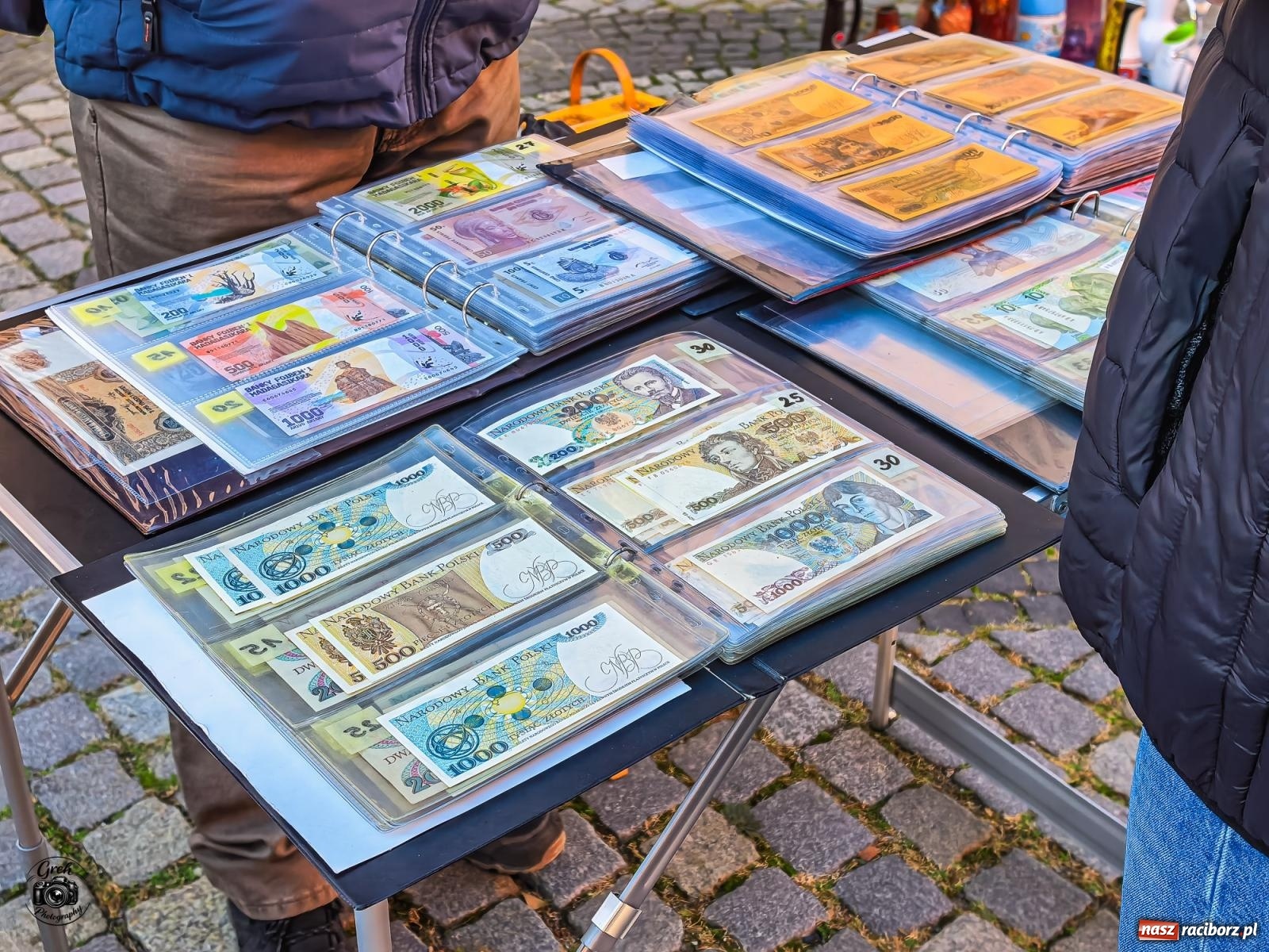 Zdjęcie w galerii na portalu naszraciborz.pl: Obrazy, antyki i winyle. Raciborski Targ Staroci przyciągnął miłośników starych przedmiotów [FOTO] wiadomości z regionu