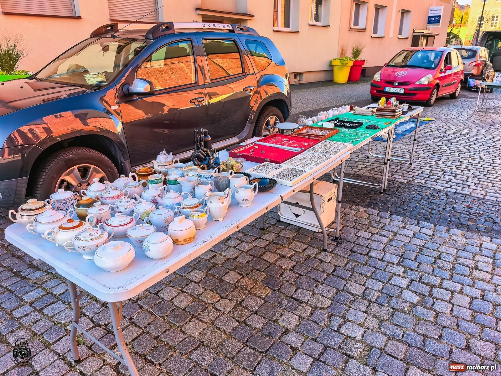 Zdjęcie w galerii na portalu naszraciborz.pl: Obrazy, antyki i winyle. Raciborski Targ Staroci przyciągnął miłośników starych przedmiotów [FOTO] wiadomości z regionu