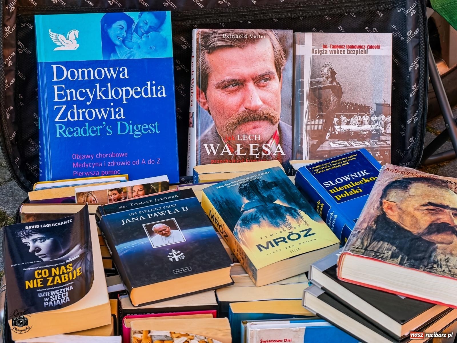 Zdjęcie w galerii na portalu naszraciborz.pl: Obrazy, antyki i winyle. Raciborski Targ Staroci przyciągnął miłośników starych przedmiotów [FOTO] wiadomości z regionu
