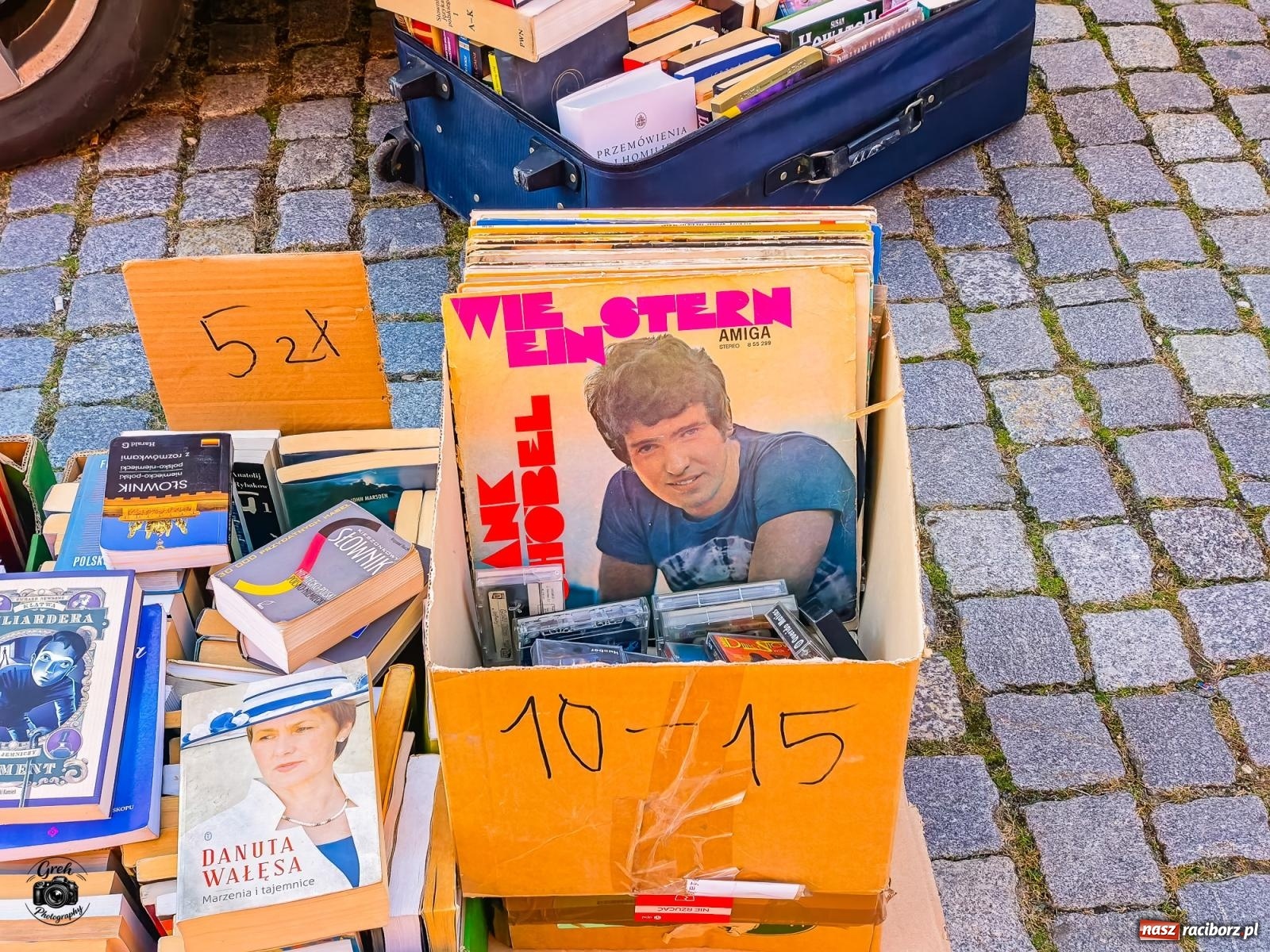 Zdjęcie w galerii na portalu naszraciborz.pl: Obrazy, antyki i winyle. Raciborski Targ Staroci przyciągnął miłośników starych przedmiotów [FOTO] wiadomości z regionu