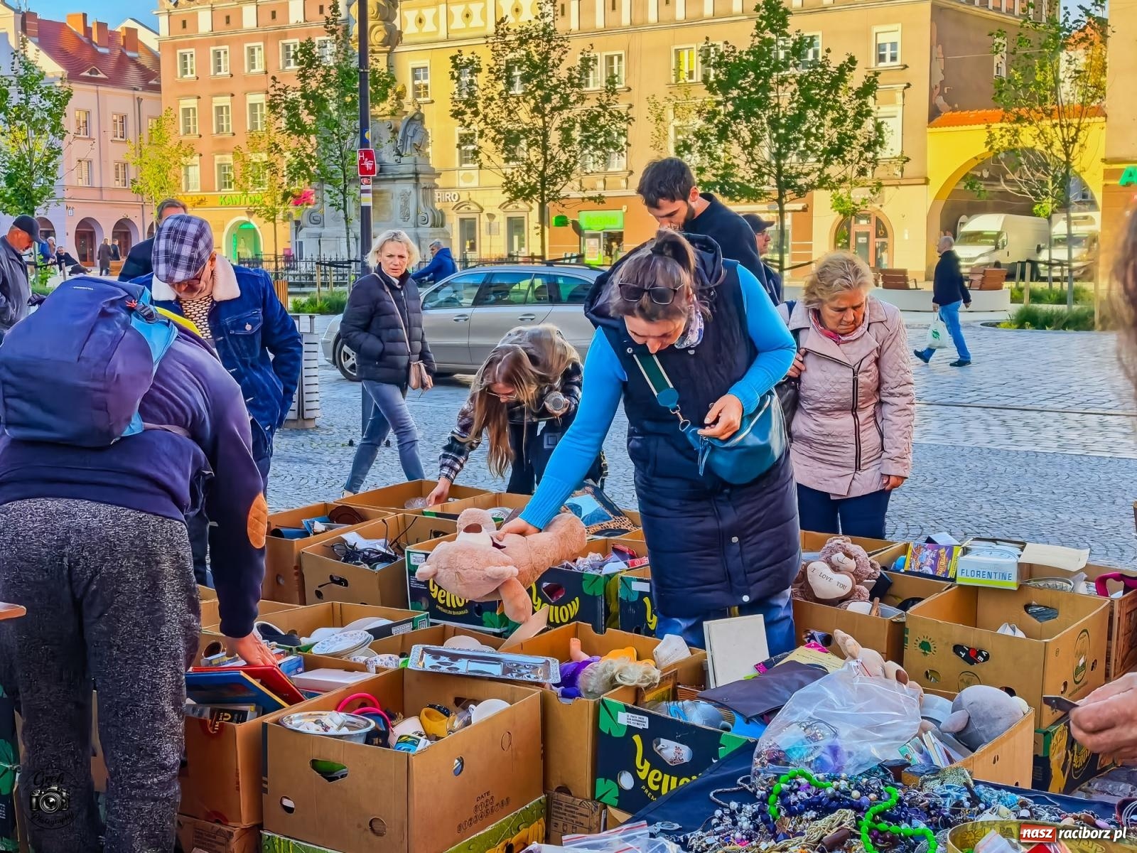 Zdjęcie w galerii na portalu naszraciborz.pl: Obrazy, antyki i winyle. Raciborski Targ Staroci przyciągnął miłośników starych przedmiotów [FOTO] wiadomości z regionu