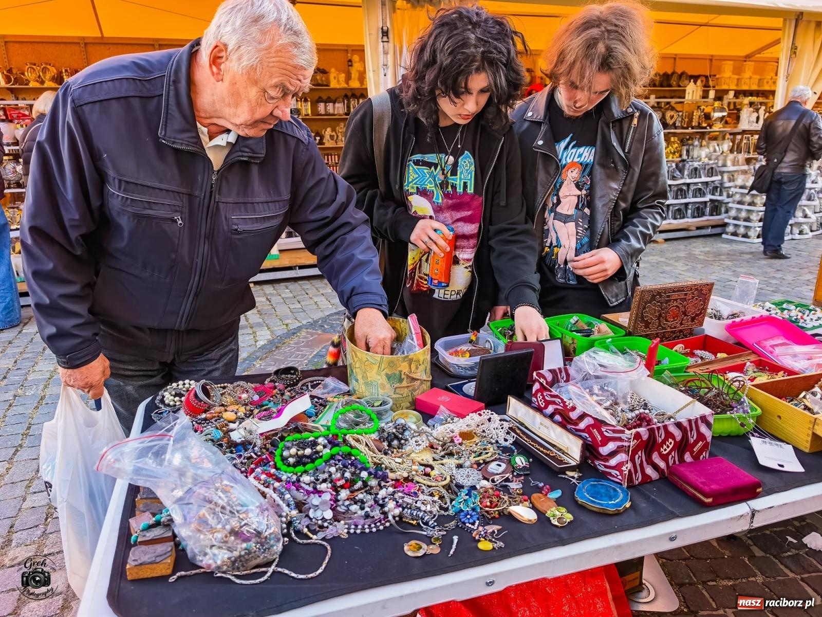 Zdjęcie w galerii na portalu naszraciborz.pl: Obrazy, antyki i winyle. Raciborski Targ Staroci przyciągnął miłośników starych przedmiotów [FOTO] wiadomości z regionu