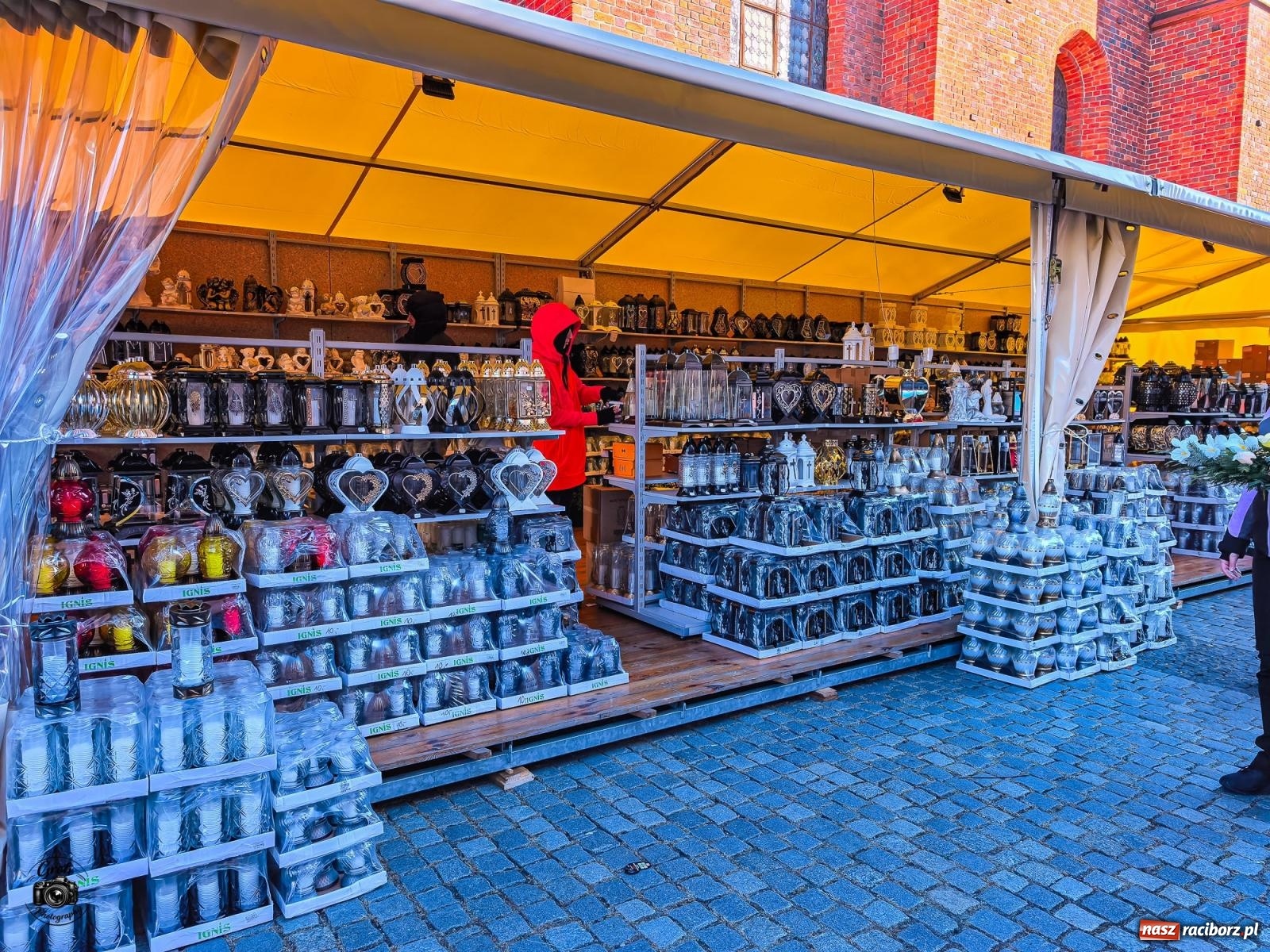 Zdjęcie w galerii na portalu naszraciborz.pl: Obrazy, antyki i winyle. Raciborski Targ Staroci przyciągnął miłośników starych przedmiotów [FOTO] wiadomości z regionu