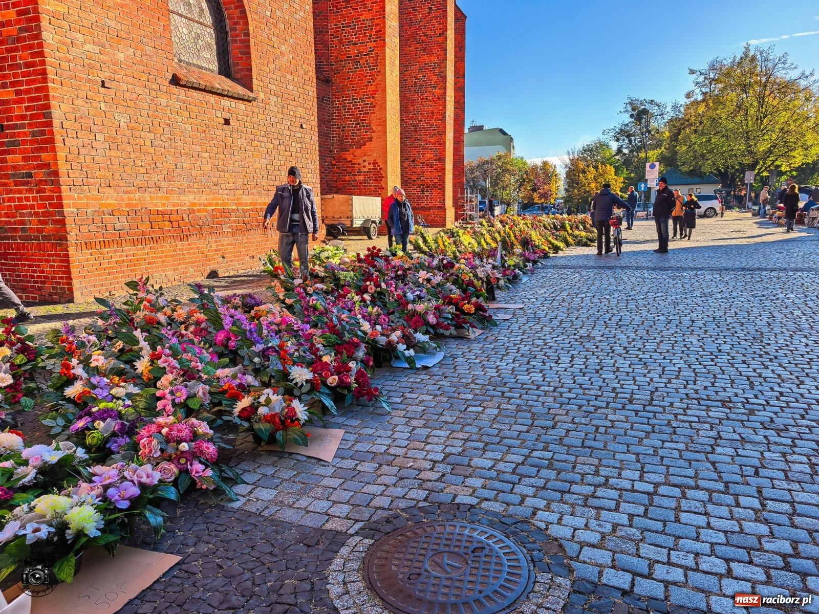 Zdjęcie w galerii na portalu naszraciborz.pl: Obrazy, antyki i winyle. Raciborski Targ Staroci przyciągnął miłośników starych przedmiotów [FOTO] wiadomości z regionu