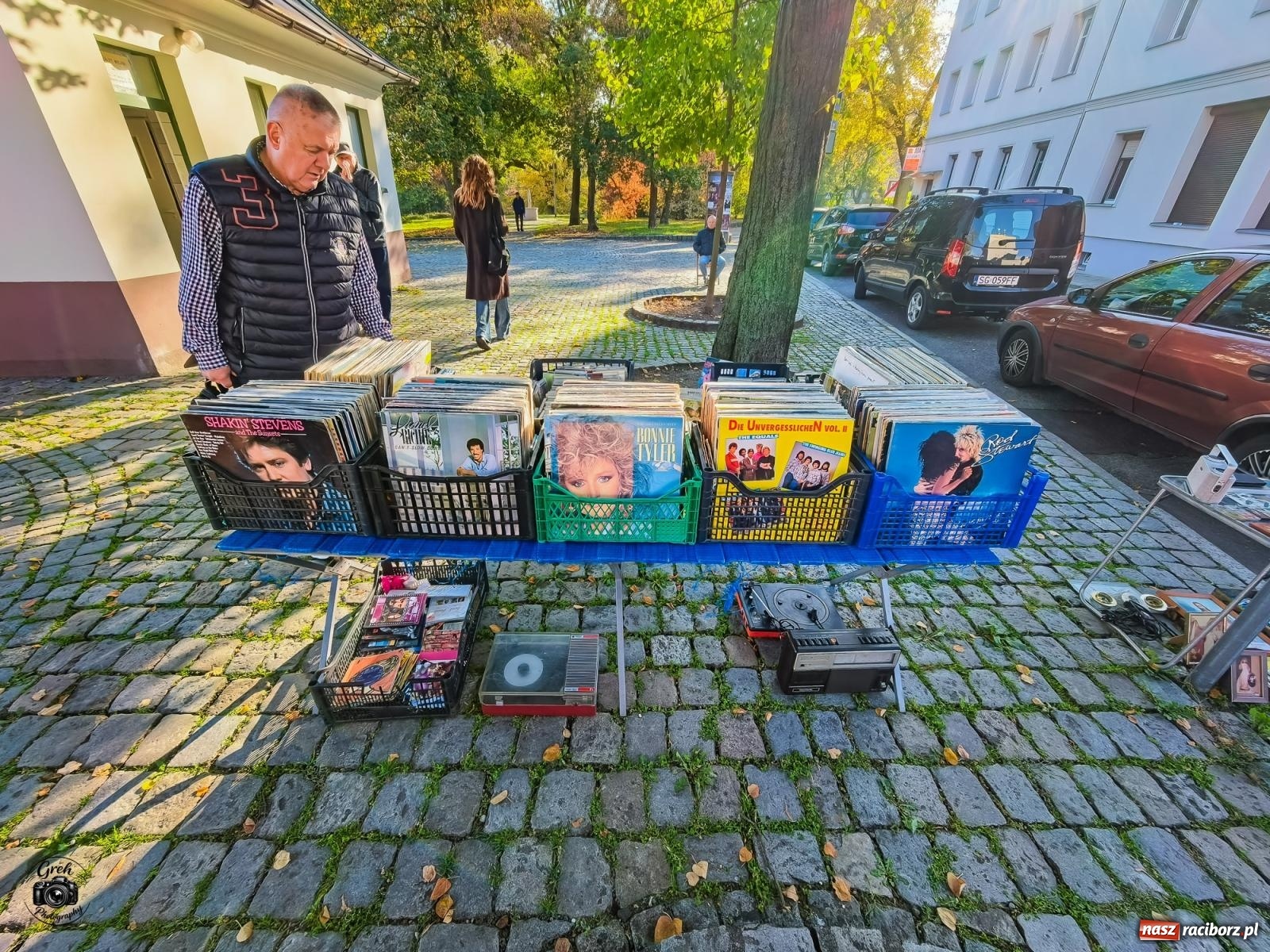 Zdjęcie w galerii na portalu naszraciborz.pl: Obrazy, antyki i winyle. Raciborski Targ Staroci przyciągnął miłośników starych przedmiotów [FOTO] wiadomości z regionu