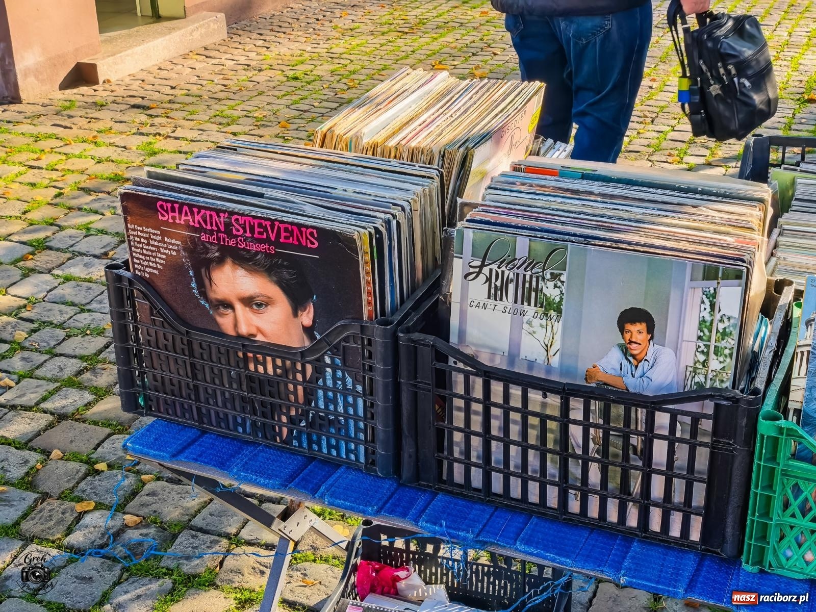 Zdjęcie w galerii na portalu naszraciborz.pl: Obrazy, antyki i winyle. Raciborski Targ Staroci przyciągnął miłośników starych przedmiotów [FOTO] wiadomości z regionu