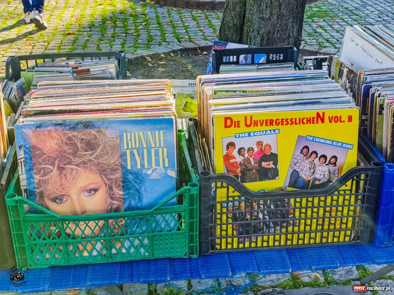 Zdjęcie w galerii na portalu naszraciborz.pl: Obrazy, antyki i winyle. Raciborski Targ Staroci przyciągnął miłośników starych przedmiotów [FOTO] wiadomości z regionu