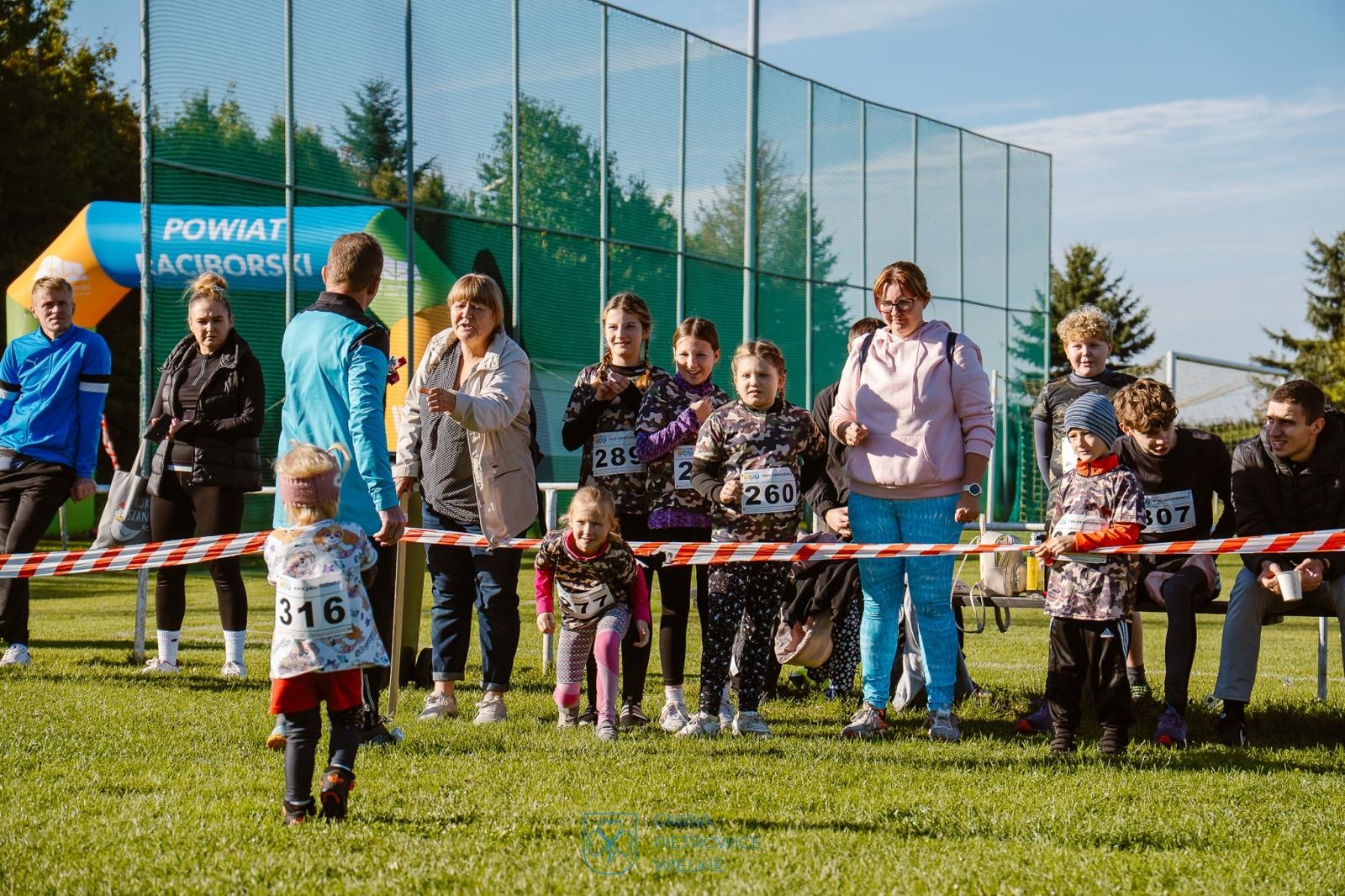 Zdjęcie w galerii na portalu naszraciborz.pl: Pietrowice Wielkie pobiegły na piątkę. Znamy zwycięzców rywalizacji na 5 km wiadomości z regionu