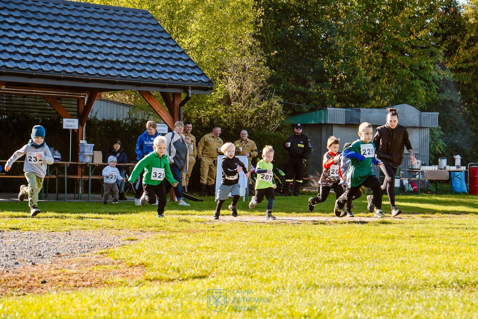Zdjęcie w galerii na portalu naszraciborz.pl: Pietrowice Wielkie pobiegły na piątkę. Znamy zwycięzców rywalizacji na 5 km wiadomości z regionu