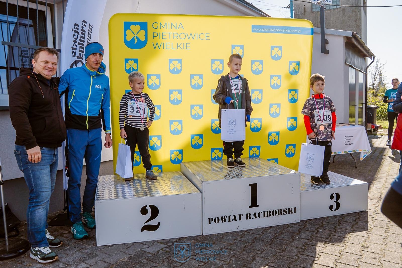 Zdjęcie w galerii na portalu naszraciborz.pl: Pietrowice Wielkie pobiegły na piątkę. Znamy zwycięzców rywalizacji na 5 km wiadomości z regionu