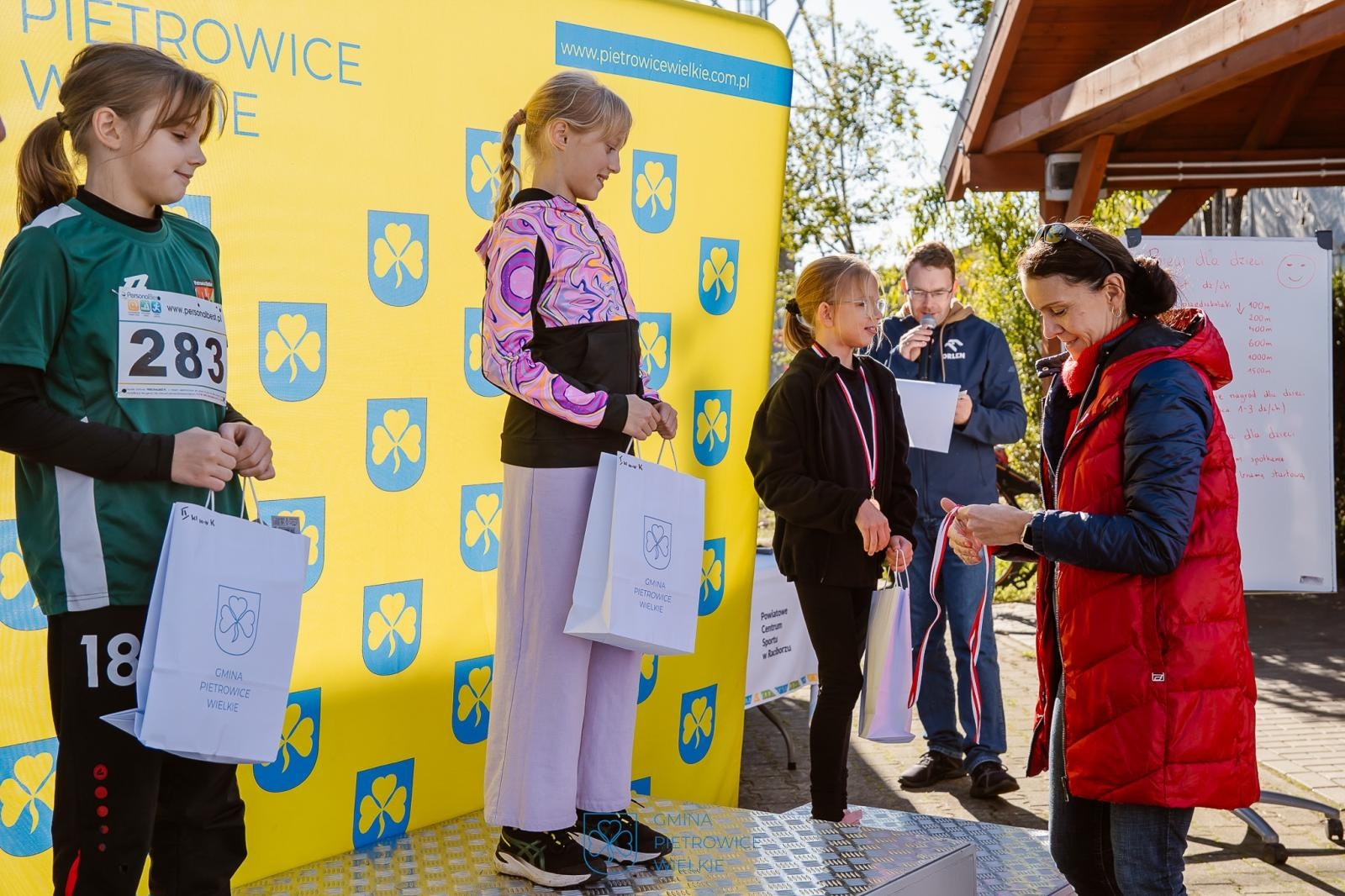 Zdjęcie w galerii na portalu naszraciborz.pl: Pietrowice Wielkie pobiegły na piątkę. Znamy zwycięzców rywalizacji na 5 km wiadomości z regionu