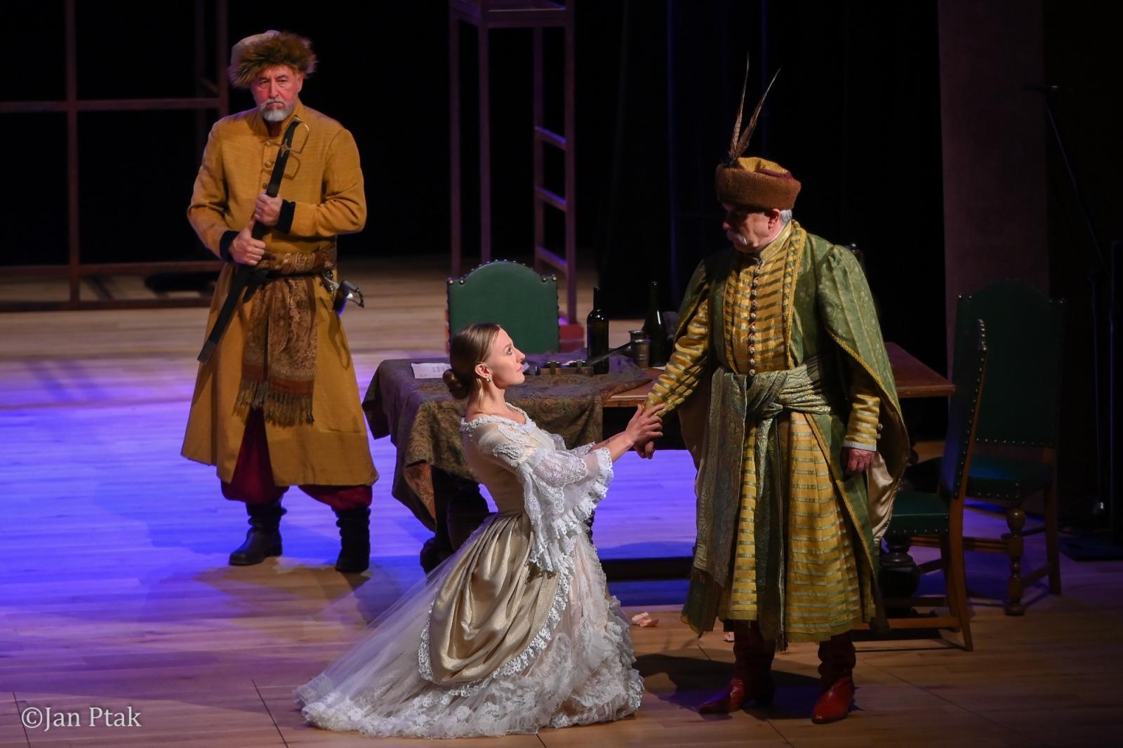 Zdjęcie w galerii na portalu naszraciborz.pl: ZEMSTA Aleksandra Fredry wróciła na scenę. Klasyka polskiej komedii w wykonaniu Teatru Klasyki Polskiej wiadomości z regionu