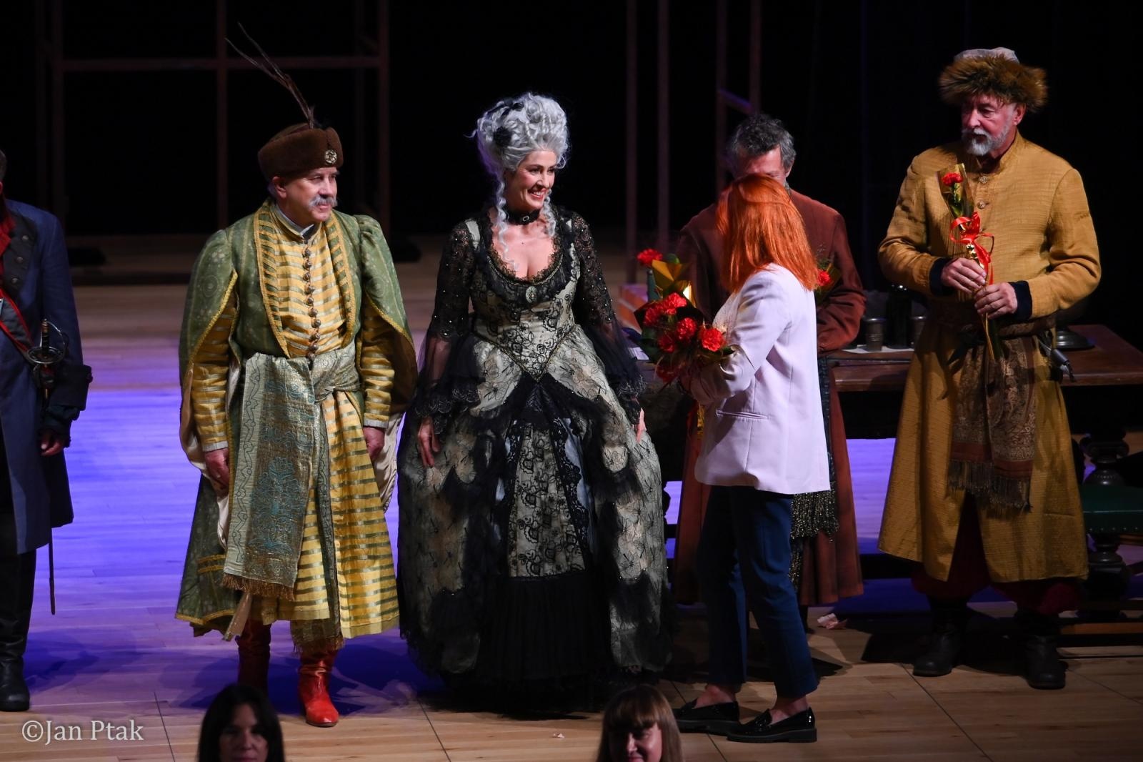 Zdjęcie w galerii na portalu naszraciborz.pl: ZEMSTA Aleksandra Fredry wróciła na scenę. Klasyka polskiej komedii w wykonaniu Teatru Klasyki Polskiej wiadomości z regionu