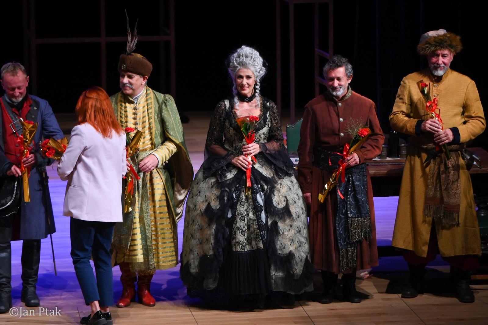 Zdjęcie w galerii na portalu naszraciborz.pl: ZEMSTA Aleksandra Fredry wróciła na scenę. Klasyka polskiej komedii w wykonaniu Teatru Klasyki Polskiej wiadomości z regionu