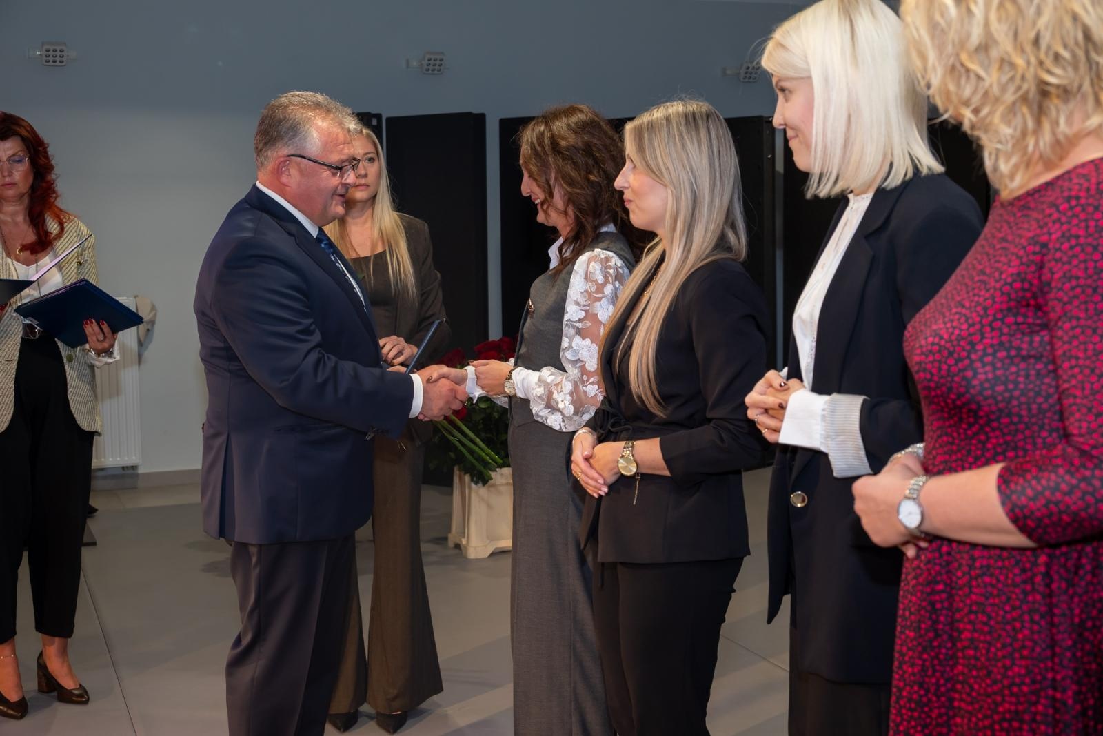 Zdjęcie w galerii na portalu naszraciborz.pl: Awanse i nagrody dla nauczycieli z gminy Krzyżanowice wiadomości z regionu
