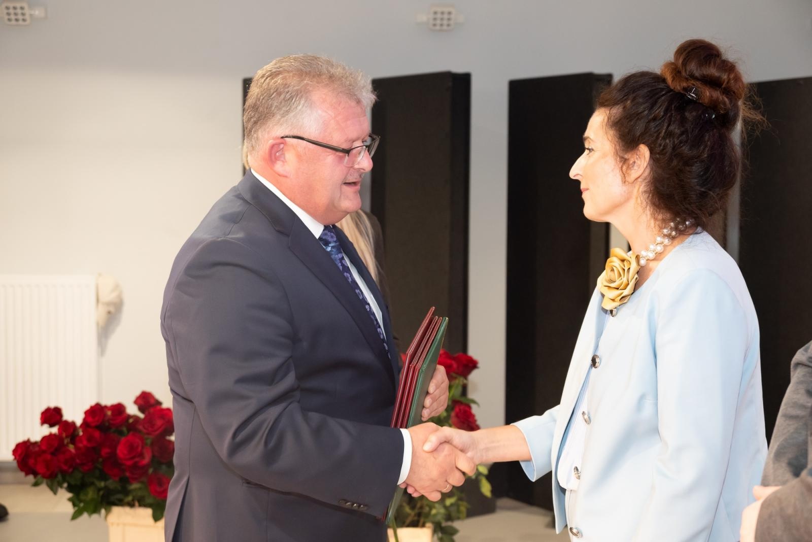 Zdjęcie w galerii na portalu naszraciborz.pl: Awanse i nagrody dla nauczycieli z gminy Krzyżanowice wiadomości z regionu