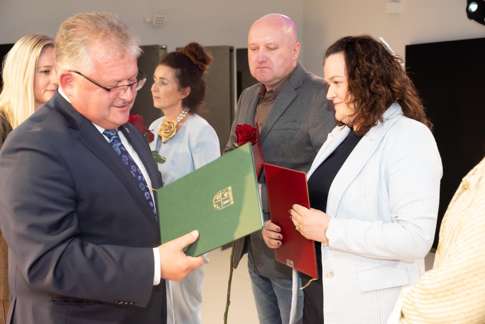 Zdjęcie w galerii na portalu naszraciborz.pl: Awanse i nagrody dla nauczycieli z gminy Krzyżanowice wiadomości z regionu