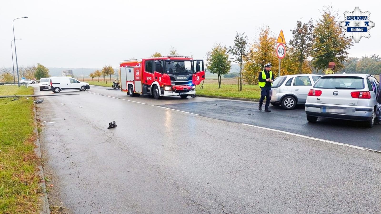 Zdjęcie w galerii na portalu naszraciborz.pl: Groźny wypadek na Piaskowej w Raciborzu. 19-latek staranował słup i latarnię, potem zderzył się czołowo z Seatem wiadomości z regionu