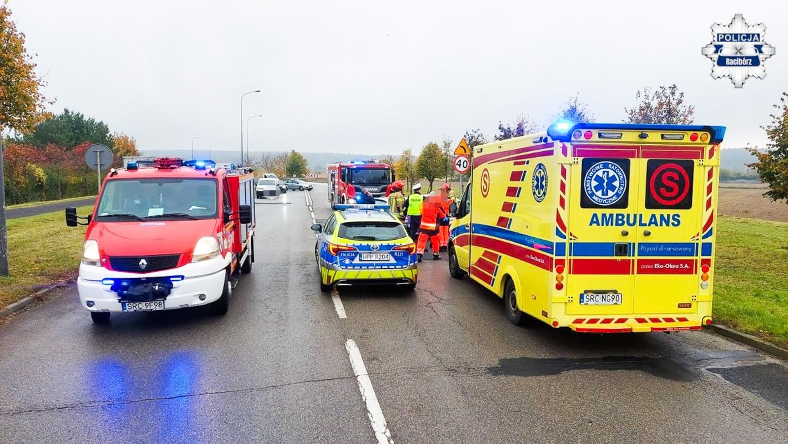 Zdjęcie w galerii na portalu naszraciborz.pl: Groźny wypadek na Piaskowej w Raciborzu. 19-latek staranował słup i latarnię, potem zderzył się czołowo z Seatem wiadomości z regionu