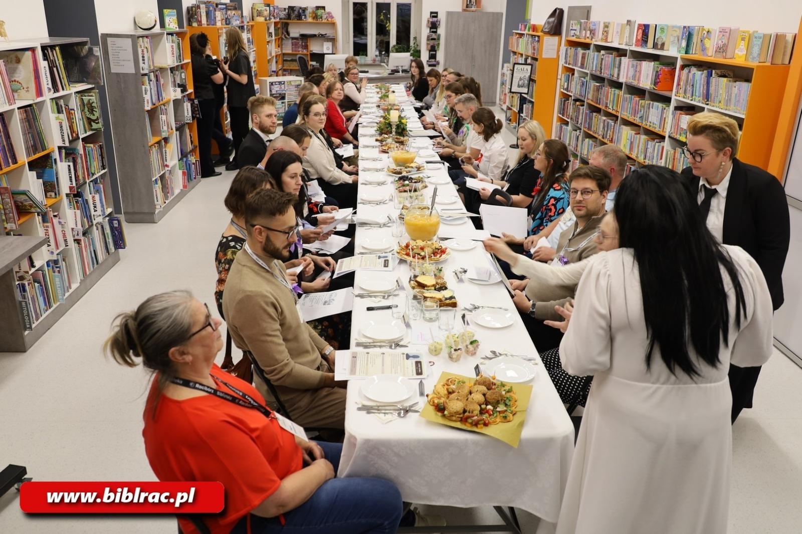 Zdjęcie w galerii na portalu naszraciborz.pl: Kolacja z intrygą… Morderstwo w Bibliotece wiadomości z regionu