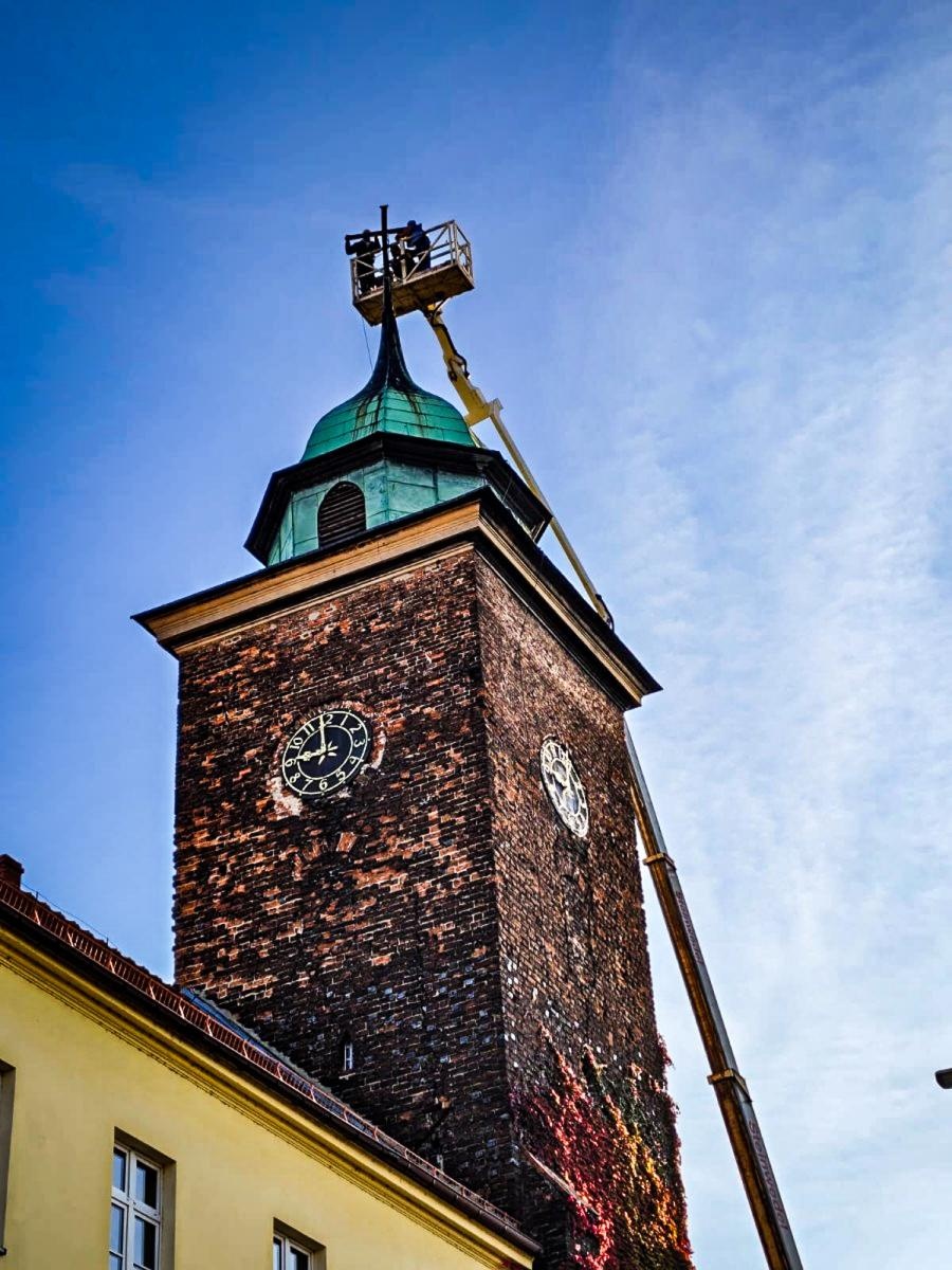 Zdjęcie w galerii na portalu naszraciborz.pl: Około 100-letni krzyż z wieży Muzeum w Raciborzu zdemontowany. Zdecydowały względy bezpieczeństwa wiadomości z regionu