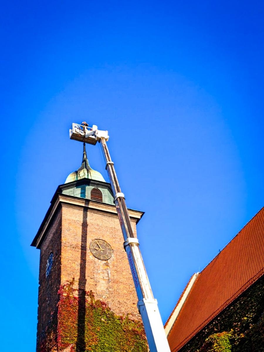 Zdjęcie w galerii na portalu naszraciborz.pl: Około 100-letni krzyż z wieży Muzeum w Raciborzu zdemontowany. Zdecydowały względy bezpieczeństwa wiadomości z regionu