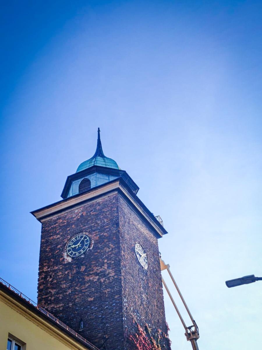 Zdjęcie w galerii na portalu naszraciborz.pl: Około 100-letni krzyż z wieży Muzeum w Raciborzu zdemontowany. Zdecydowały względy bezpieczeństwa wiadomości z regionu