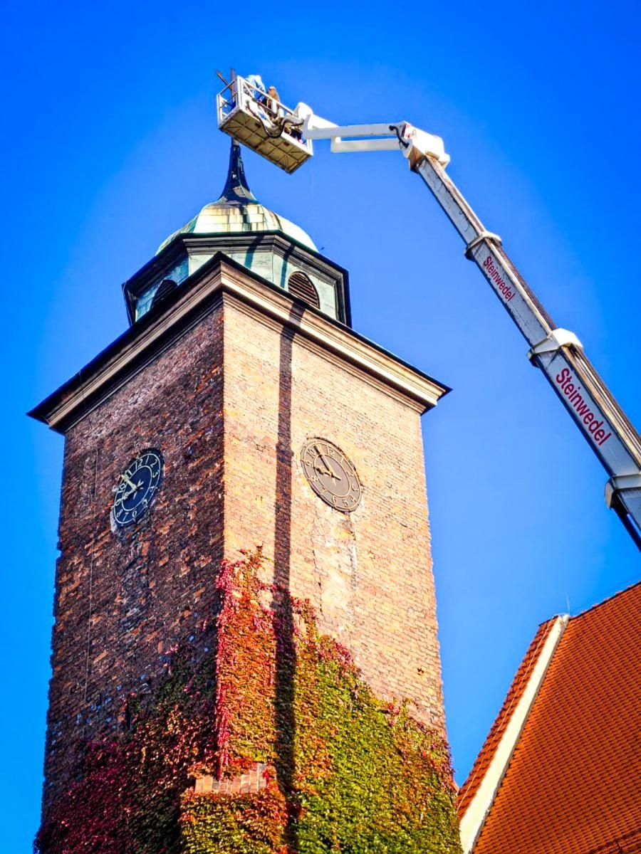 Zdjęcie w galerii na portalu naszraciborz.pl: Około 100-letni krzyż z wieży Muzeum w Raciborzu zdemontowany. Zdecydowały względy bezpieczeństwa wiadomości z regionu