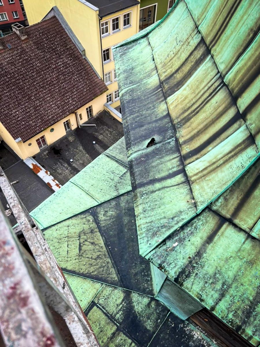 Zdjęcie w galerii na portalu naszraciborz.pl: Około 100-letni krzyż z wieży Muzeum w Raciborzu zdemontowany. Zdecydowały względy bezpieczeństwa wiadomości z regionu