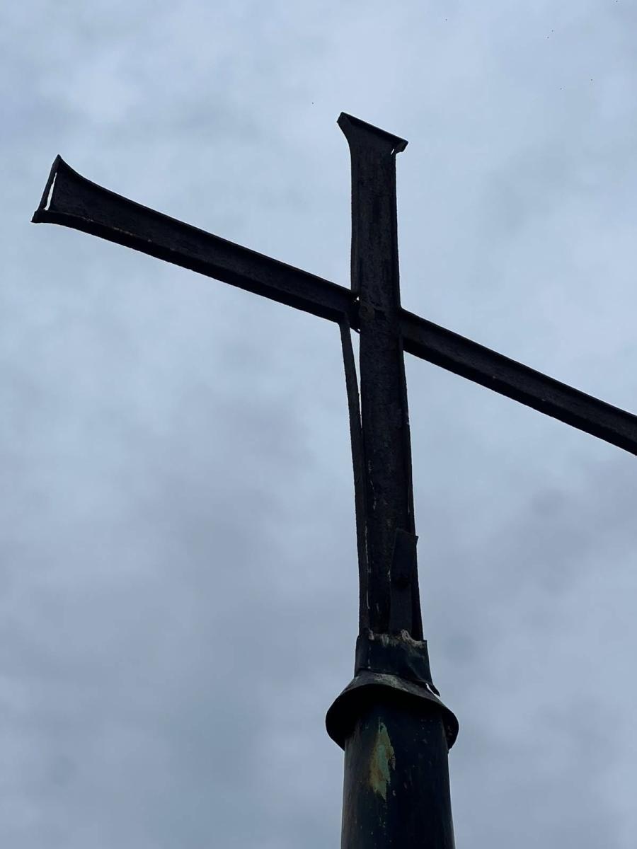 Zdjęcie w galerii na portalu naszraciborz.pl: Około 100-letni krzyż z wieży Muzeum w Raciborzu zdemontowany. Zdecydowały względy bezpieczeństwa wiadomości z regionu