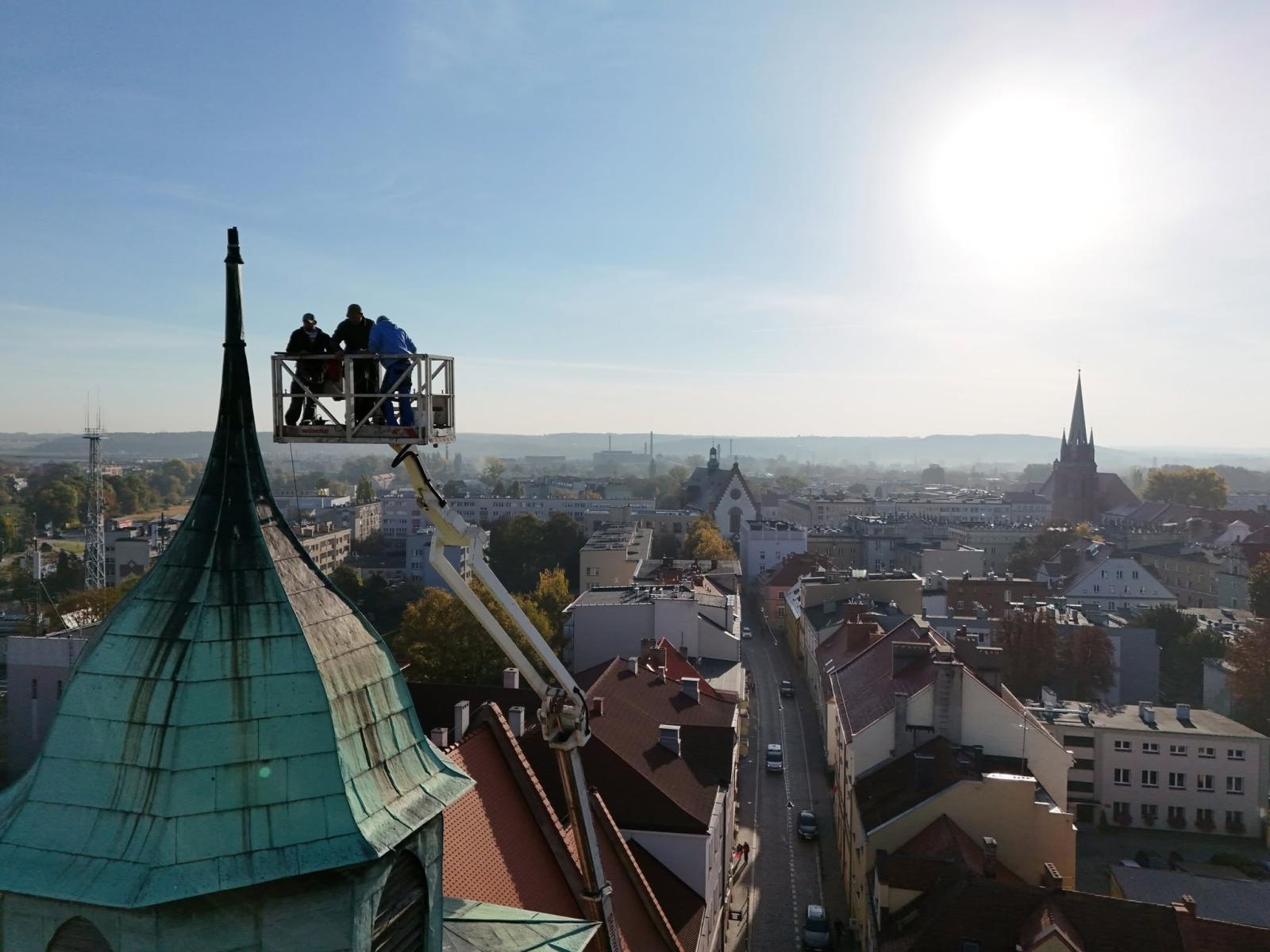 Zdjęcie w galerii na portalu naszraciborz.pl: Około 100-letni krzyż z wieży Muzeum w Raciborzu zdemontowany. Zdecydowały względy bezpieczeństwa wiadomości z regionu