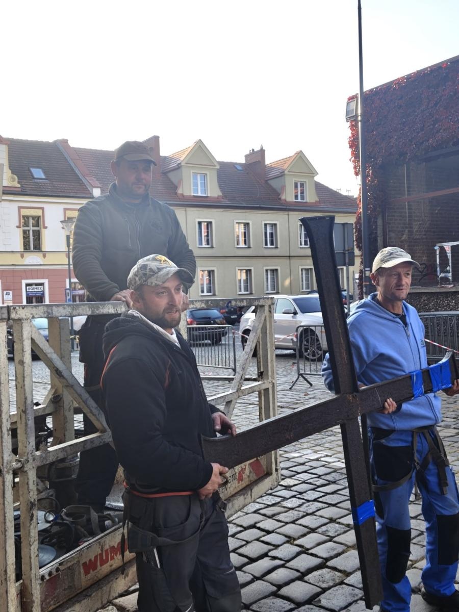 Zdjęcie w galerii na portalu naszraciborz.pl: Około 100-letni krzyż z wieży Muzeum w Raciborzu zdemontowany. Zdecydowały względy bezpieczeństwa wiadomości z regionu