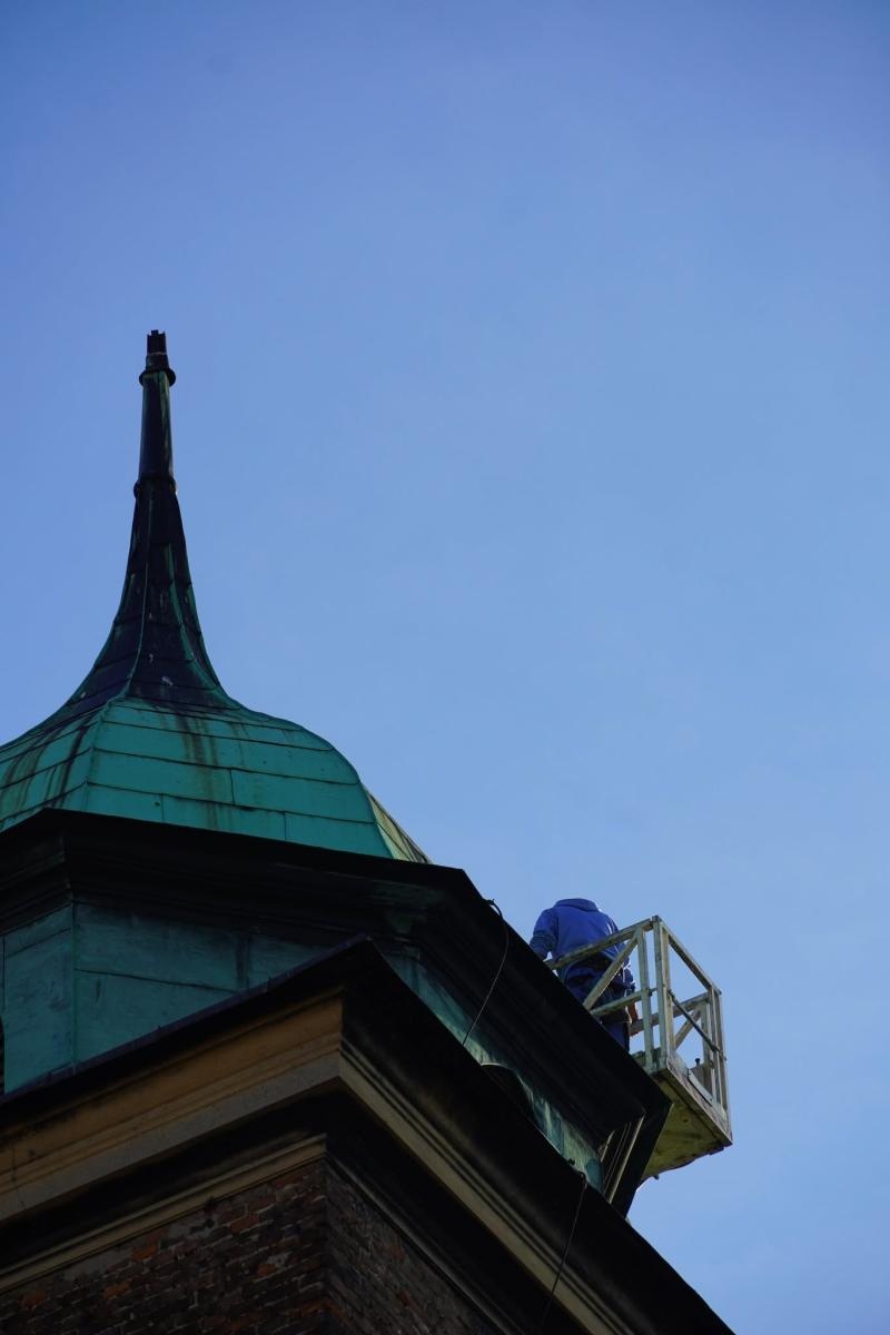Zdjęcie w galerii na portalu naszraciborz.pl: Około 100-letni krzyż z wieży Muzeum w Raciborzu zdemontowany. Zdecydowały względy bezpieczeństwa wiadomości z regionu