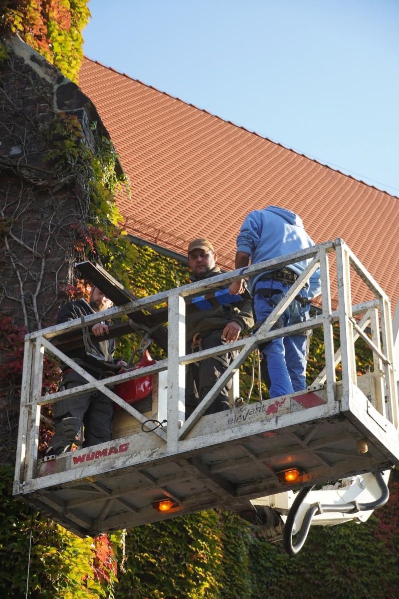 Zdjęcie w galerii na portalu naszraciborz.pl: Około 100-letni krzyż z wieży Muzeum w Raciborzu zdemontowany. Zdecydowały względy bezpieczeństwa wiadomości z regionu