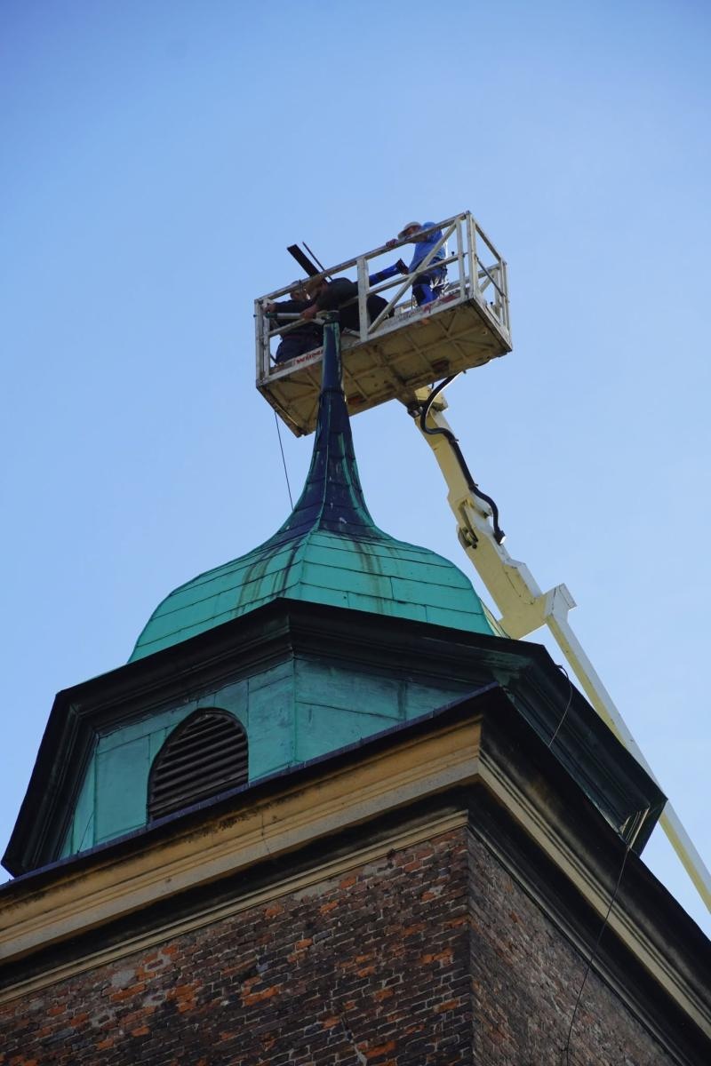 Zdjęcie w galerii na portalu naszraciborz.pl: Około 100-letni krzyż z wieży Muzeum w Raciborzu zdemontowany. Zdecydowały względy bezpieczeństwa wiadomości z regionu