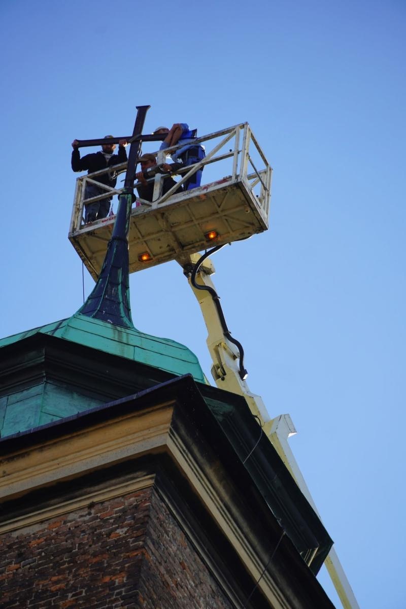 Zdjęcie w galerii na portalu naszraciborz.pl: Około 100-letni krzyż z wieży Muzeum w Raciborzu zdemontowany. Zdecydowały względy bezpieczeństwa wiadomości z regionu